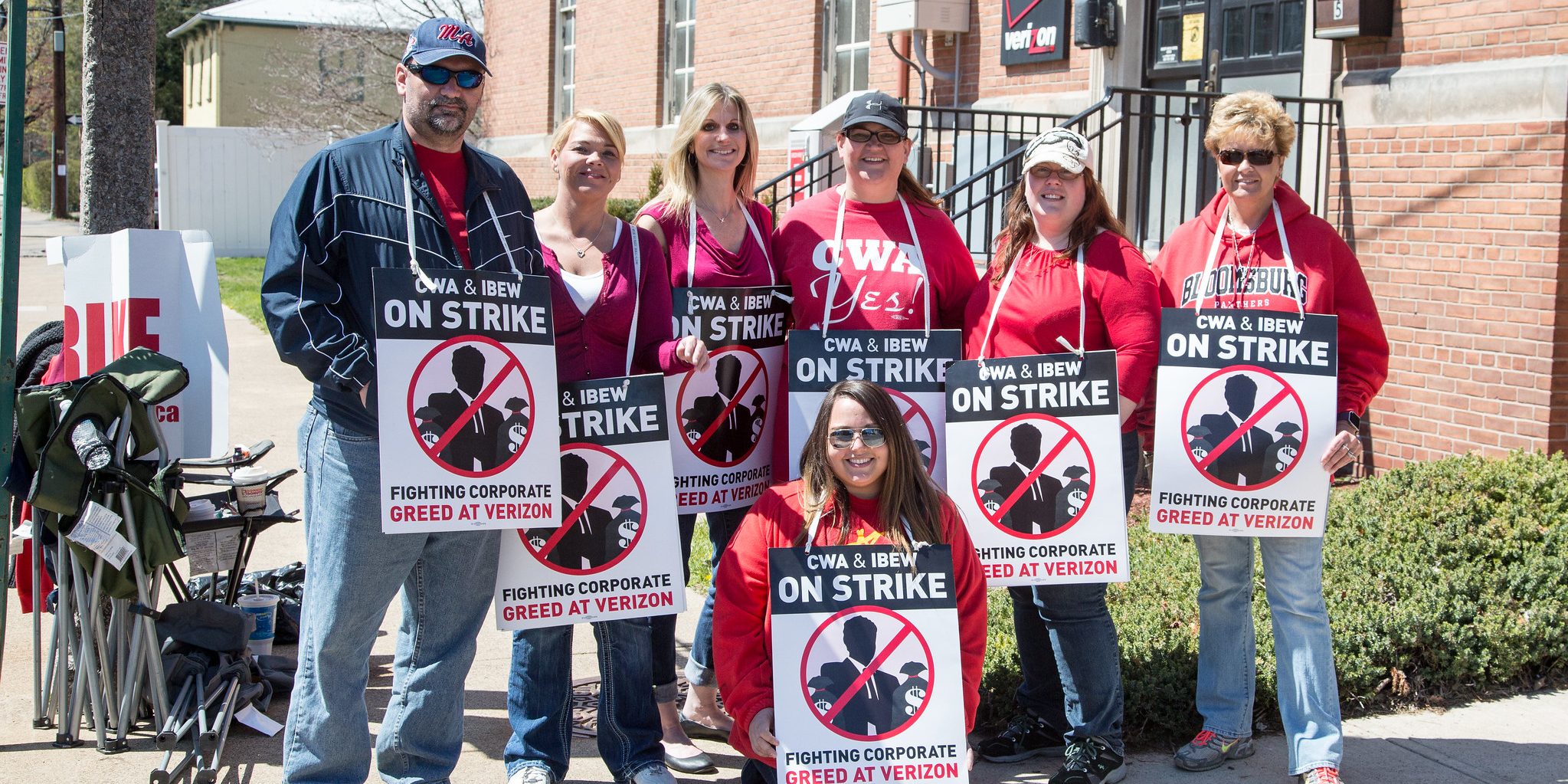 Members of CWA on strike against Verizon in 2016